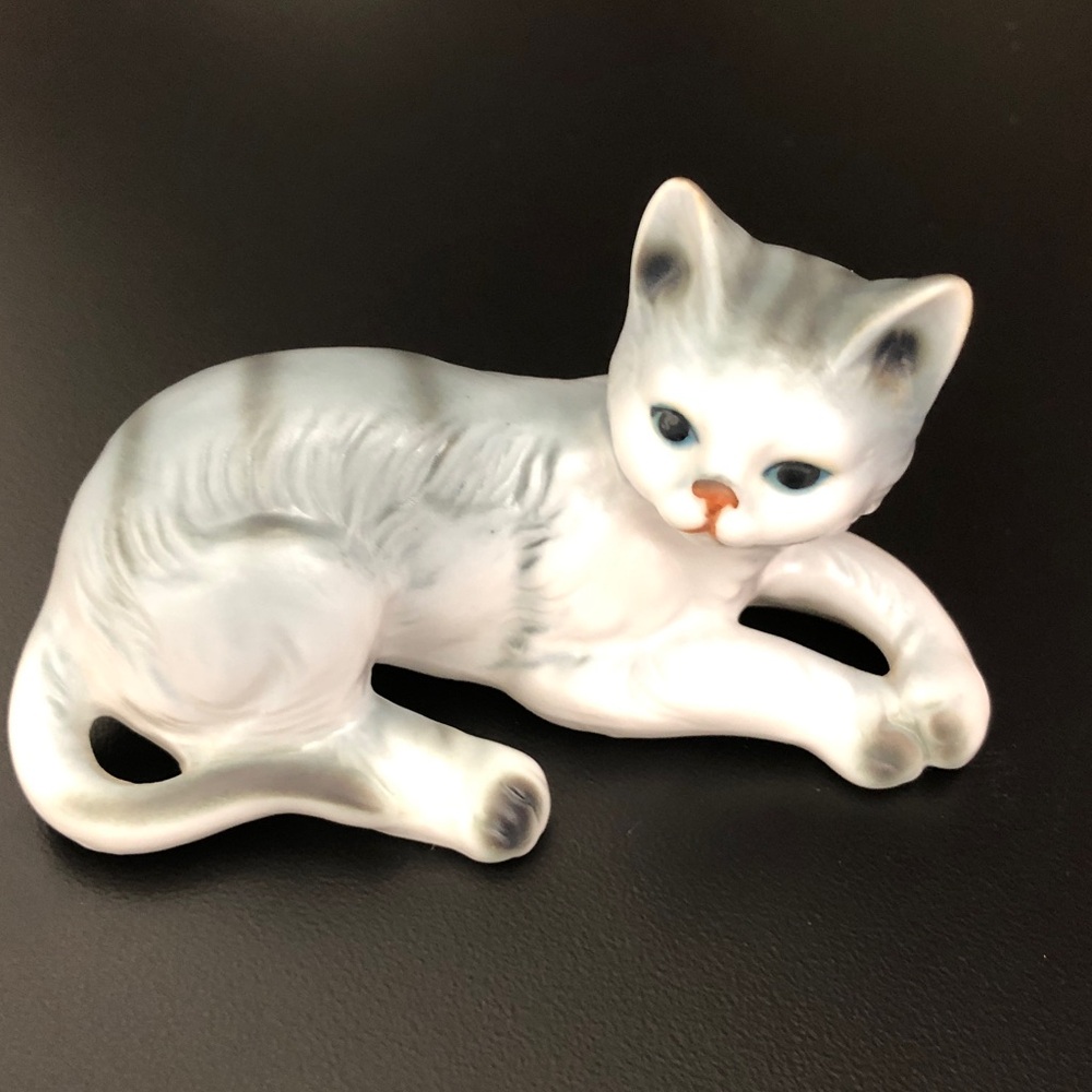 Enesco Vintage Gray and White Cat Figurine